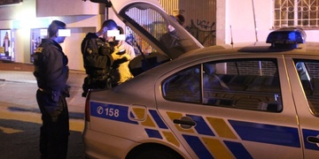 Řidiče policisté našli ležet na podlaze tak opilého, že se nedokázal ani zvednout