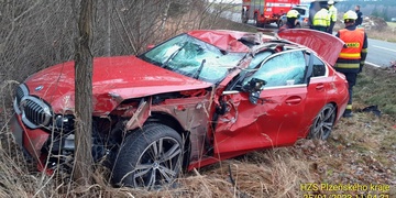 Po nárazu do traktoru skončilo auto mimo silnici
