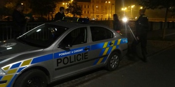 18letou dívku v centru Plzně přepadl a okradl snědý útočník