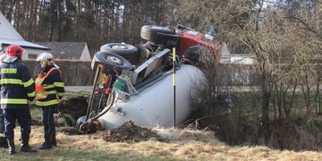 Za Merklínem u Kloušova se převrátila cisterna vezoucí tisíce litrů dusíkatého hnojiva