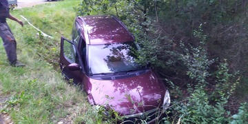 Auto skončilo v příkopu