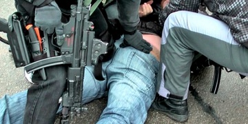 Policisté dnes museli střílet