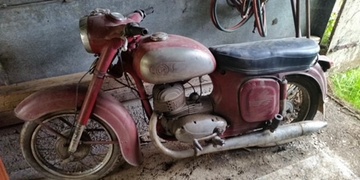 Zloděj odcizil dva historické motocykly