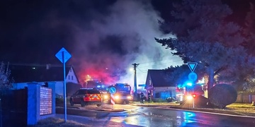 U nočního požáru zasahovalo devět jednotek hasičů, zásah stále probíhá