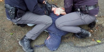 Recidivista napadl a zranil policistu