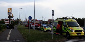 Střet dvou vozů se zraněnými lidmi blokuje Rondel