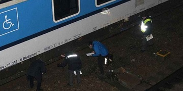 Mladá žena vešla přímo před přijíždějící vlak, který ji smetl