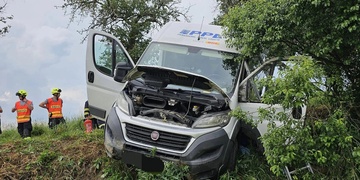 Dodávka se ve svahu téměř převrátila