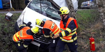 Řidič s dodávkou vyjel ze silnice a narazil do stromu