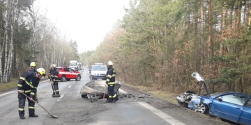 Po střetu skončily dva vozy mimo silnici