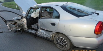 Opilý Rumun autem narazil do několika stromů