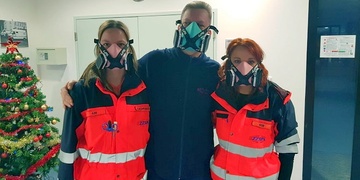 Zdravotničtí záchranáři získali darem nejmodernější nanomasky