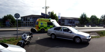 Mladého motorkáře srazilo auto