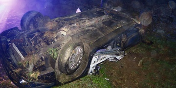 Po nárazu do stromu skončilo auto na střeše