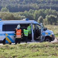 Těžce opilý řidič havaroval a spolujezdec byl agresivní