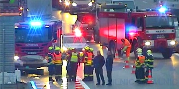 Vážná nehoda na D5 - ve vozech zůstali zaklíněni tři lidé