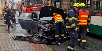 Střet osobního vozu s trolejbusem