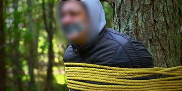 Feťáka svázali jak prase před porážkou