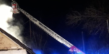 Požár domu šetří policie, nasazen byl i pes na vyhledávání akcelerantů hoření