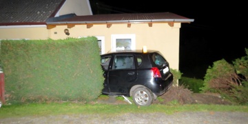Pětašedesátiletý opilec zaparkoval ve zdi domu