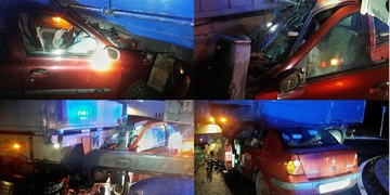 Auto se doslova zaseklo pod přívěs náklaďáku