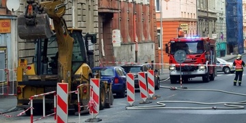 Opilý bagrista překopl plynové vedení a utekl