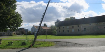 Řidič vyvrátil telefonní sloup a ujel