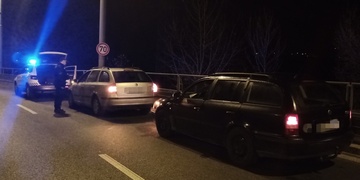 Devatenáctiletí bratři vyjeli do města pod vlivem alkoholu