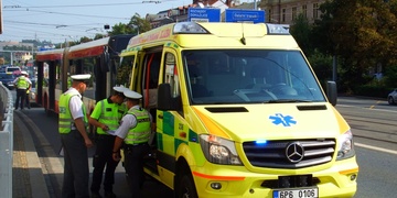 Autem sražená dívka, zraněný cestující v autobuse a tři zranění u střetu aut