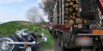 Motorkář zemřel pod koly nákladního vozu