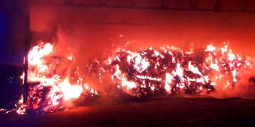 Během dnešního ranního požáru uhořel člověk