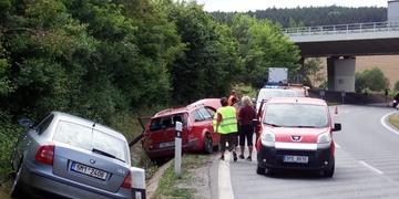 Dva vozy havarovaly těsně po sobě