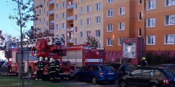 Hasiči právě evakuují jeden z domů na Lochotíně