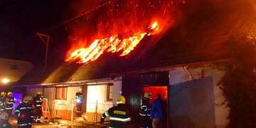 Noční požár doslova připravil lidi o střechu nad hlavou