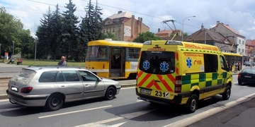 Mladík propadl střechou, senior spadl z lešení, automobil srazil dítě