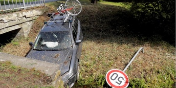 Jednasedmdesátiletý opilý a čtyřiasedmdesátiletý v potoce