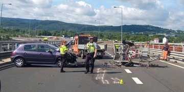 Řidič smetl vůz silničářů