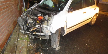 Žena nabourala hned dva domy