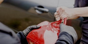 Pátráme po pachateli: U Plazy napadl ženu v tramvaji!