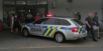 Oznámení o bombě spustilo evakuaci Kauflandu