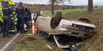 Osmnáctiletý řidič nezvládl řízení, zraněná byla jeho sedmnáctiletá spolujezdkyně