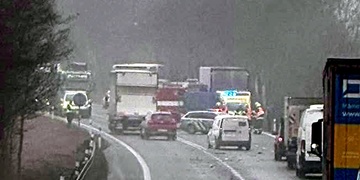 Hromadná dopravní nehoda uzavřela hlavní tah na Prahu