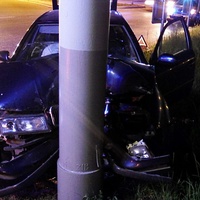 Dívka vezoucí stopaře zdemolovala auto o sloup
