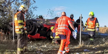V neděli 4. října vyletěl sporťák z dálnice, řidič zemřel
