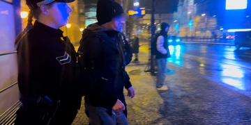 Opilec obtěžoval cestující na zastávce
