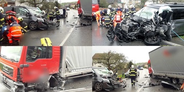 Vážná dopravní nehoda, ze zcela zdemolovaného vozu vyprošťovali řidiče