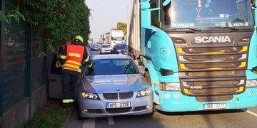 Zadní náraz i skřípnutý osobní vůz