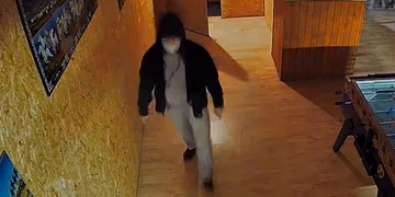 Muž nastříkal barmace do obličeje slzný plyn a poté jí sebral tržbu