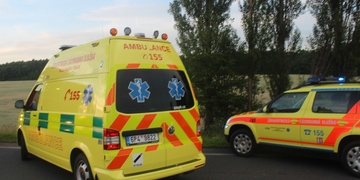 Opilci táhli na laně auto, to se uvolnilo a najelo do dětí z tábora