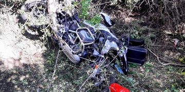Motorkář i se strojem vyletěl ze silnice
